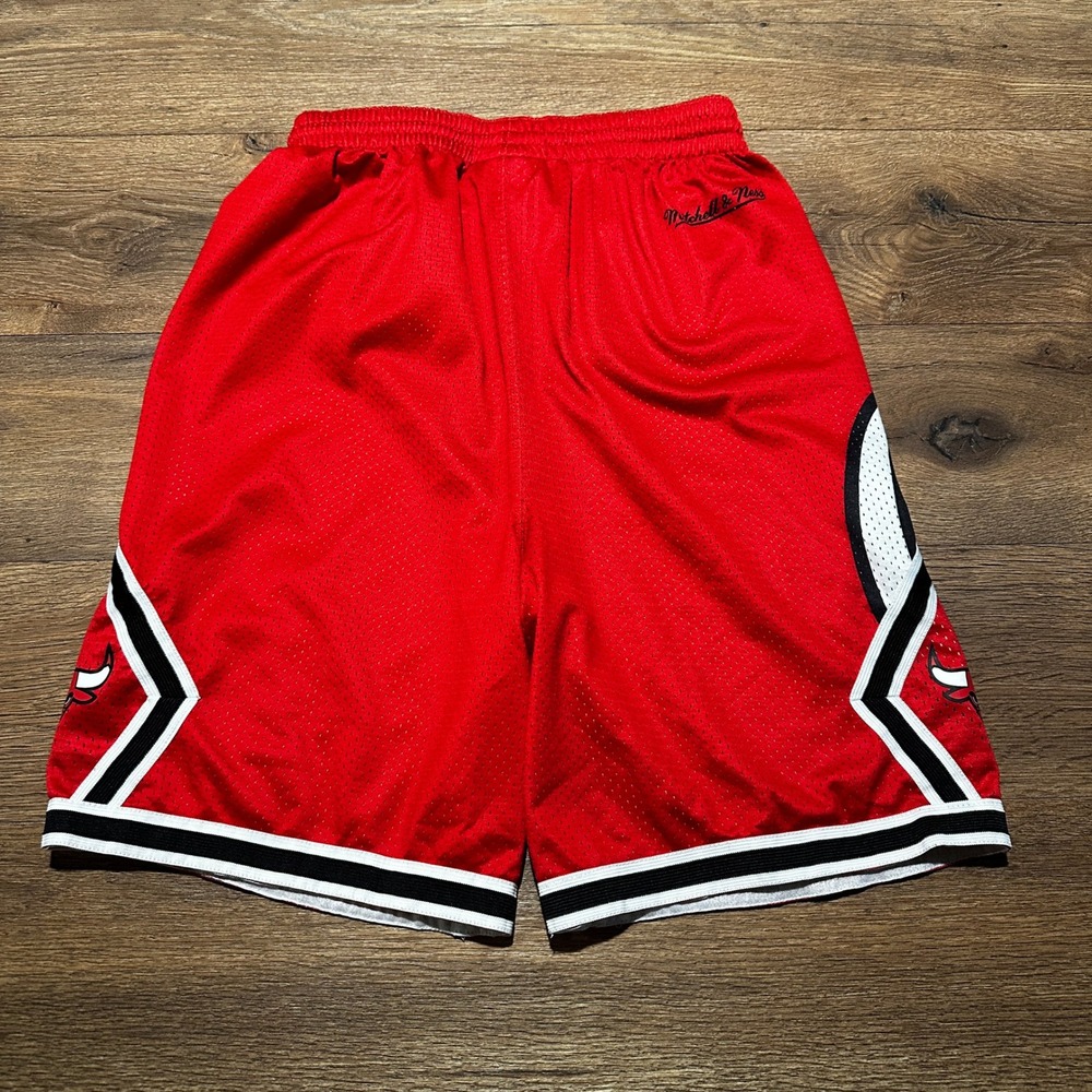Mitchell & Ness Red Chicago Bulls Basketball Shorts Kids XL 18/20 - Picture 3 of 7